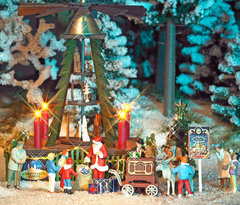 BUSCH 1415 Ortspyramide – Weihnachtliche Dorfszene