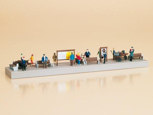 Auhagen 11339, Bahnsteigausstattung mit Figuren, Bausatz / H0