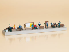 Auhagen 11339, Bahnsteigausstattung mit Figuren, Bausatz / H0