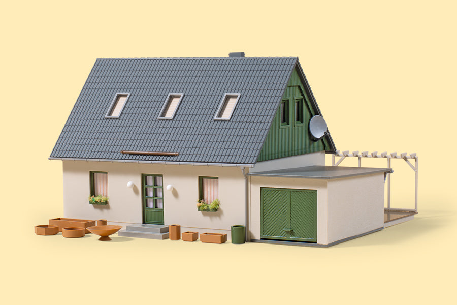 Auhagen 11454, Einfamilienhaus mit Garage, Bausatz / H0