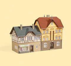 Auhagen 12354, Wohnhäuser Bahnhofstraße 2/4, Bausatz / H0 - TT