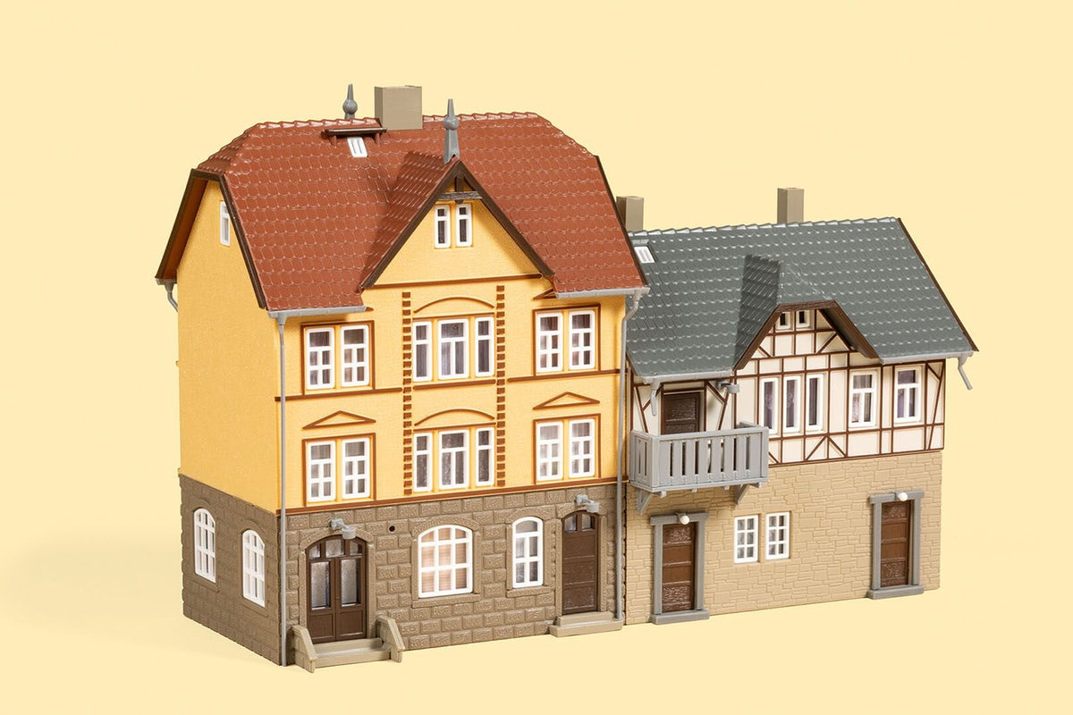 Auhagen 12354, Wohnhäuser Bahnhofstraße 2/4, Bausatz / H0 - TT