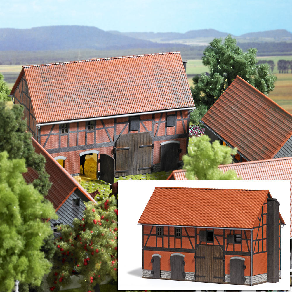 Busch 1507, Bauernhof: Scheune mit großem Stall, Bausatz / H0