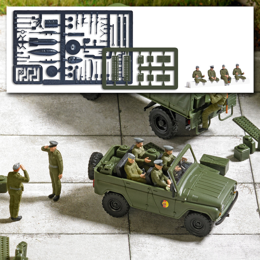 Busch 1937, 4 NVA Soldaten sitzend / H0