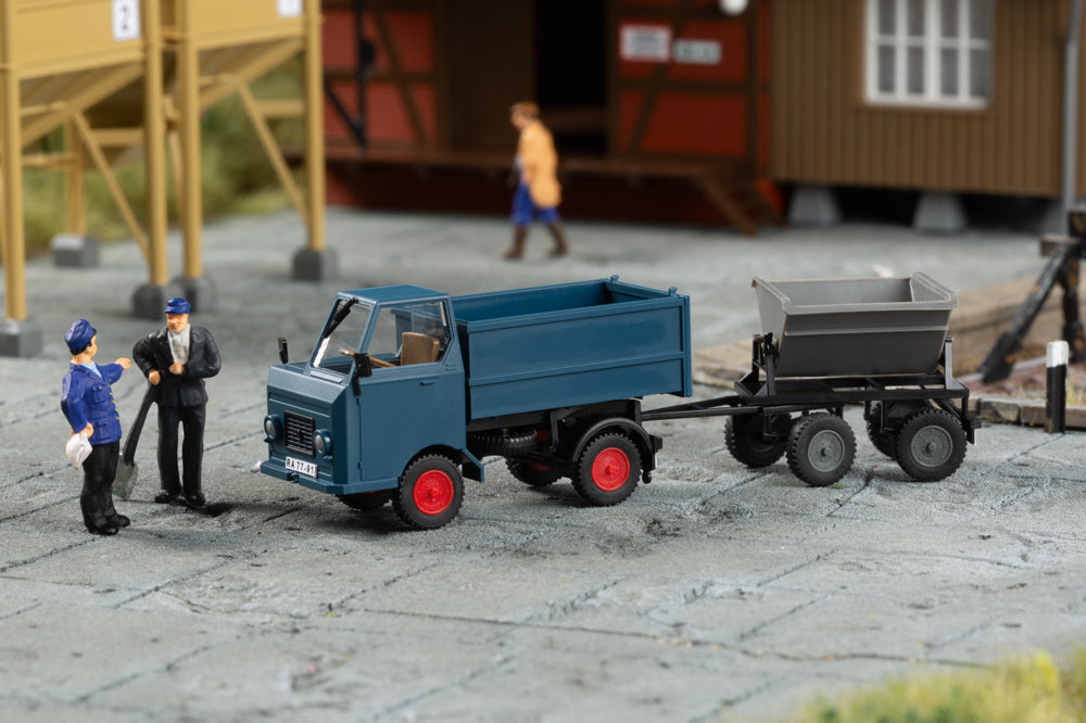 Auhagen 41676, Multicar M22 Hochbordkipper mit Kipplorenanhänger, Bausatz / H0