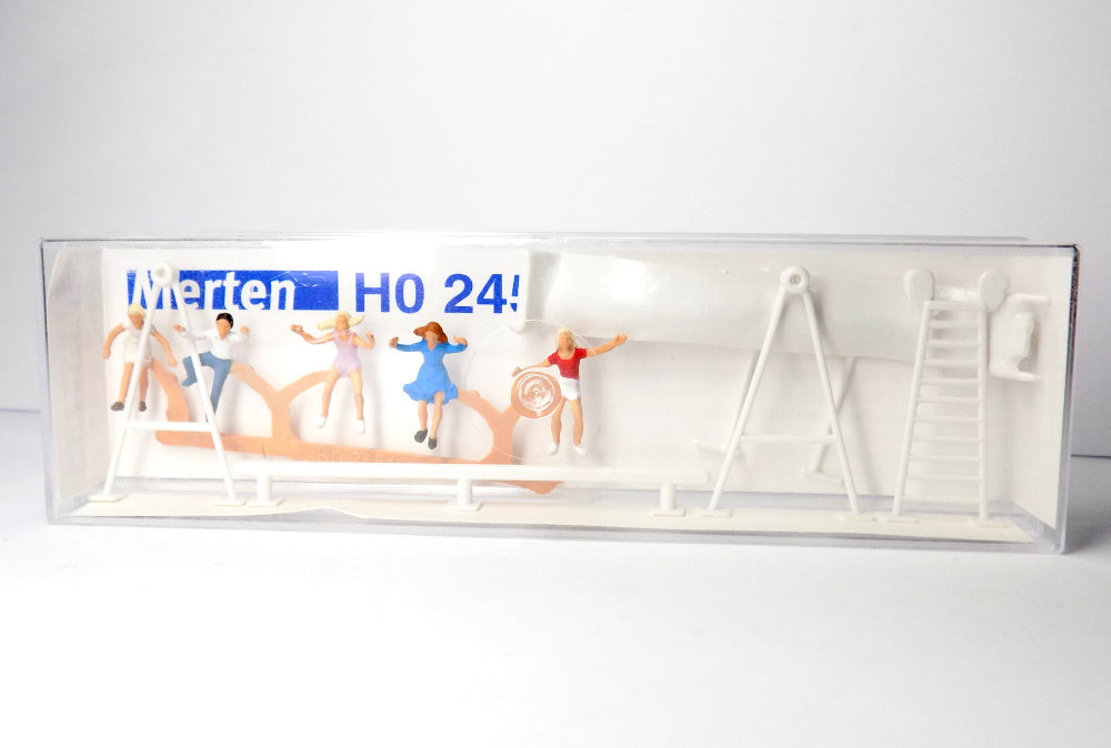Merten 2454, Gerätespielplatz, Figuren / H0