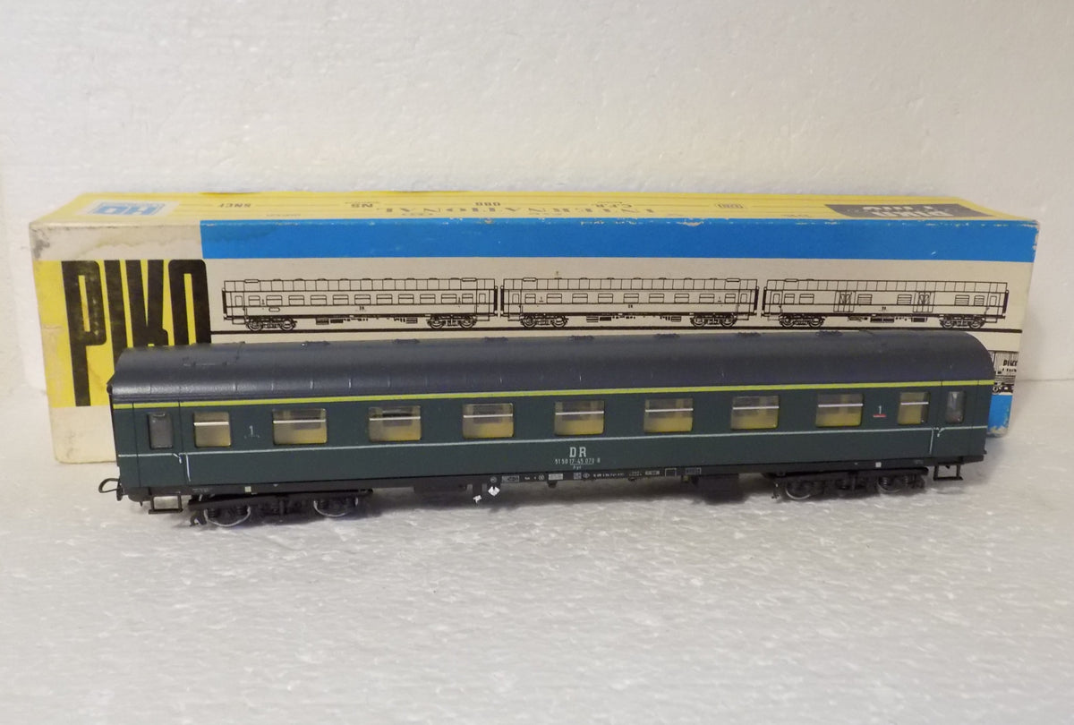 Piko DDR, 4-achs Personenwagen der DR, A&V / H0-Wg01