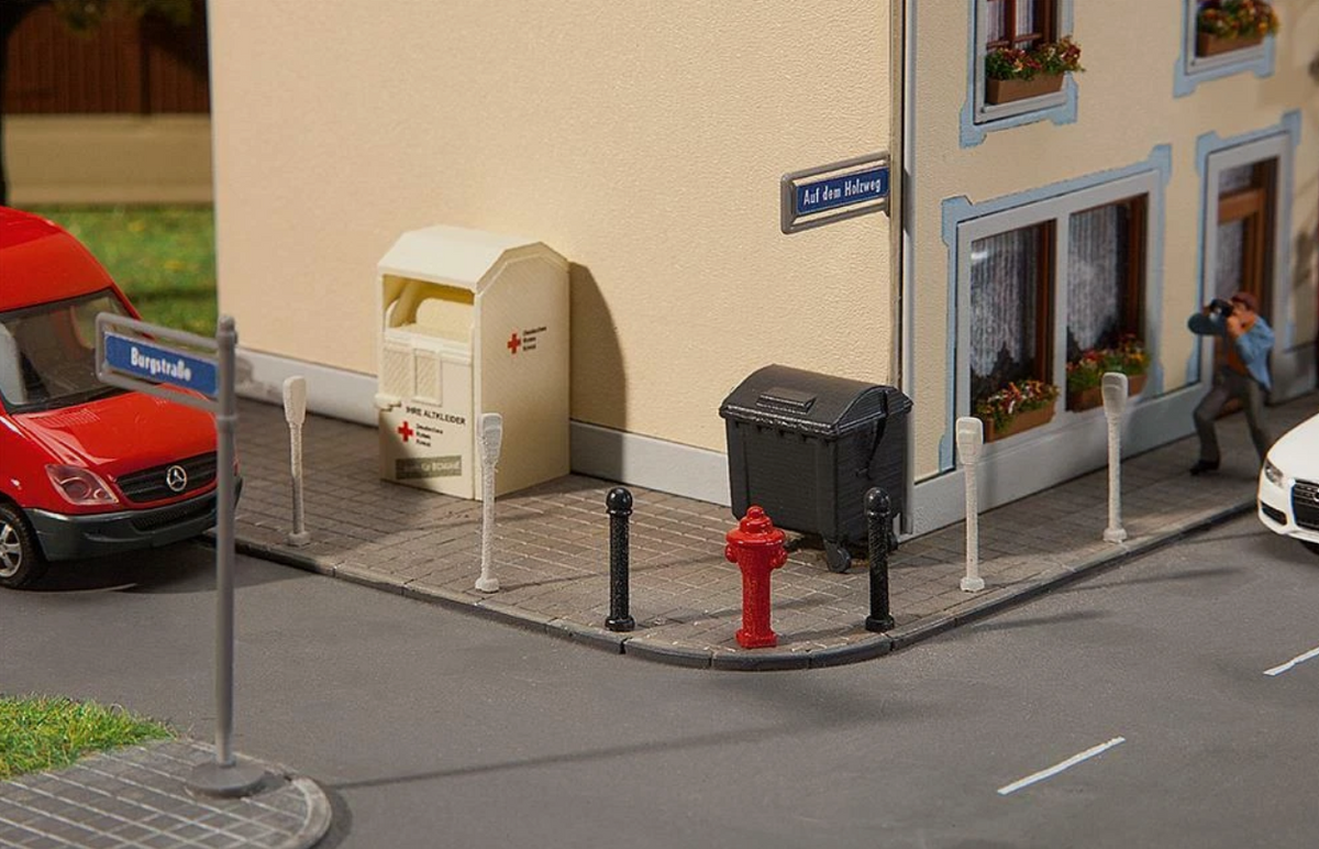 FALLER 180450 Straßenschilder mit Zubehör – Stadt- und Straßenausstattung, Spur H0